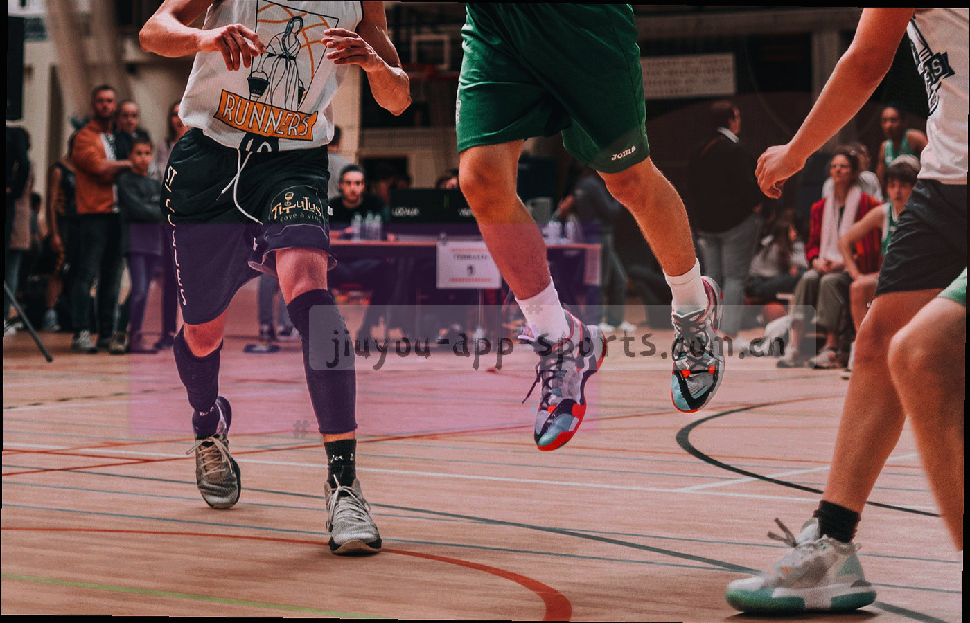 多块屏幕并排显示赛事统计项列表与图表，画面俯瞰斜切，冷调暗底